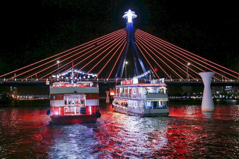 You can rent a boat to cruise along the river to enjoy a stunning view of the bridge